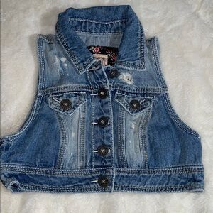 Decree juniors’ size S distressed denim vest